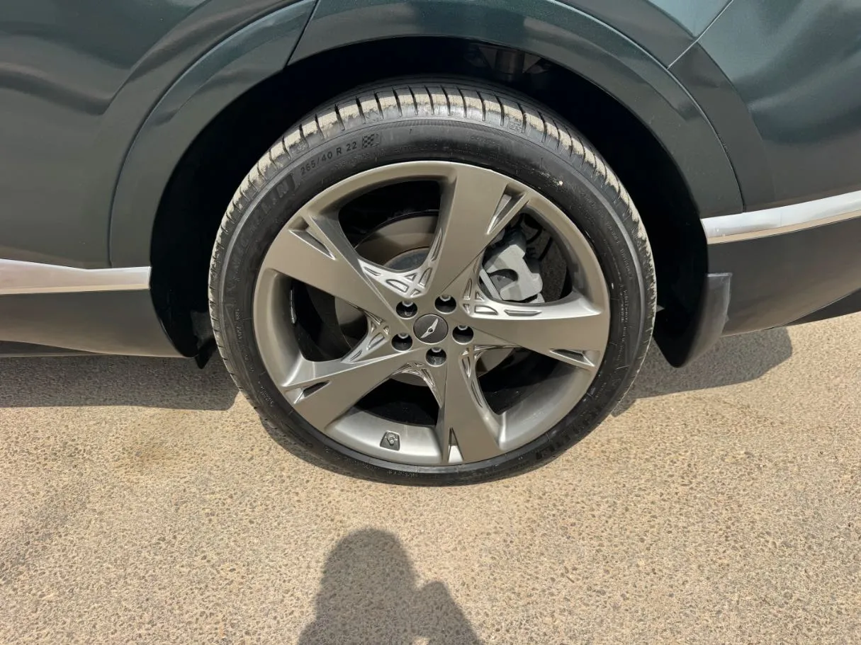 Car image 9