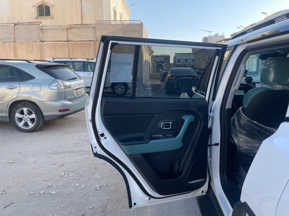 Car image 14