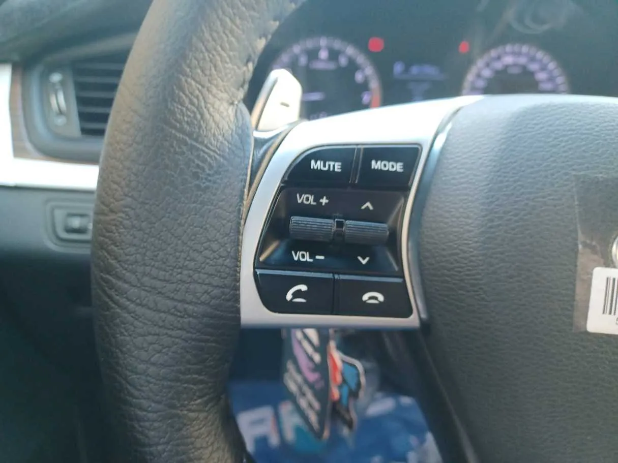 Car image 19