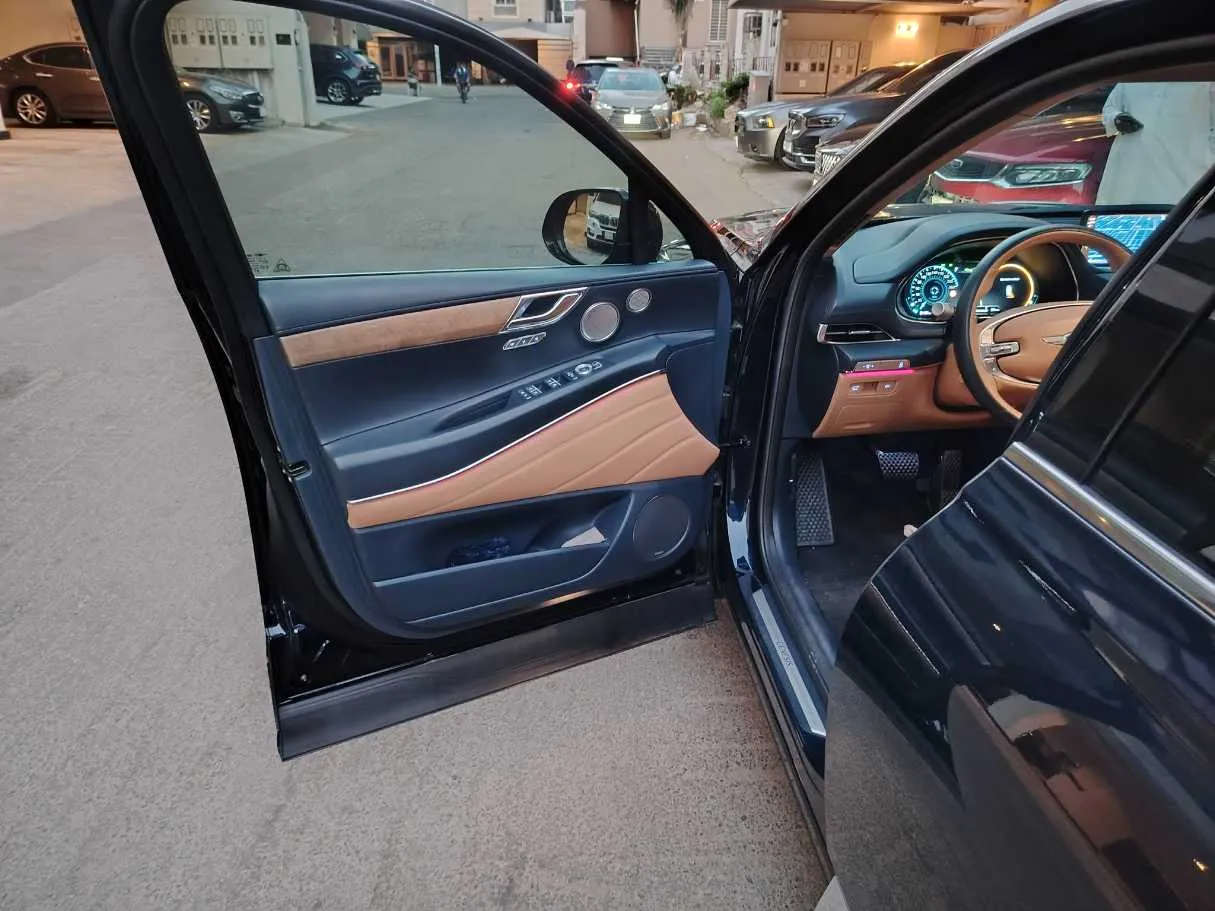 Car image 11