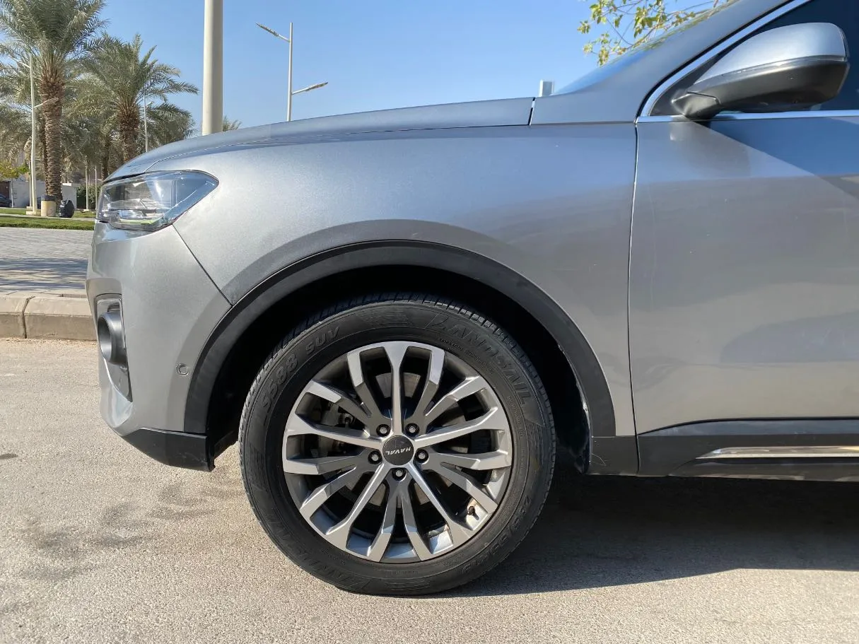 Car image 9