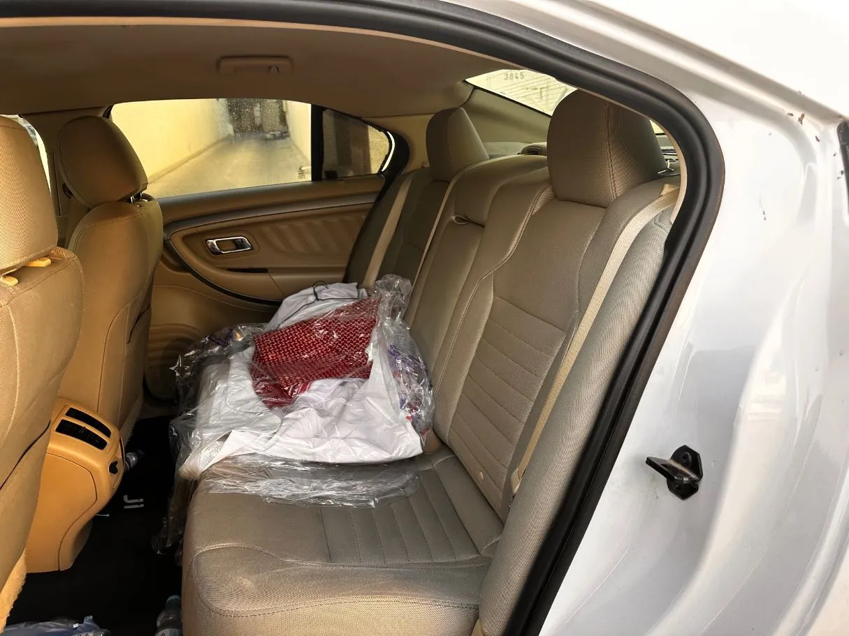 Car image 14