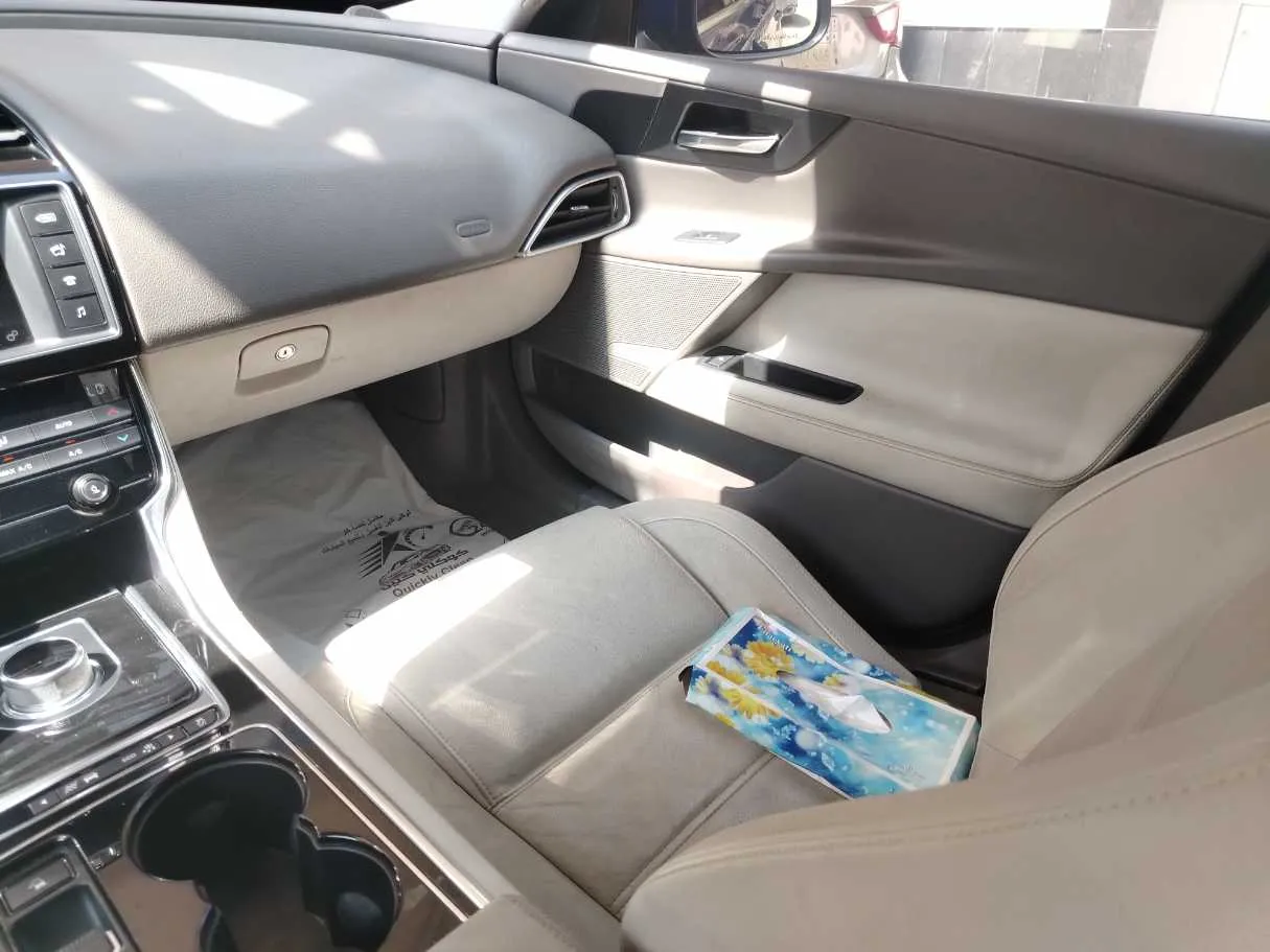 Car image 32