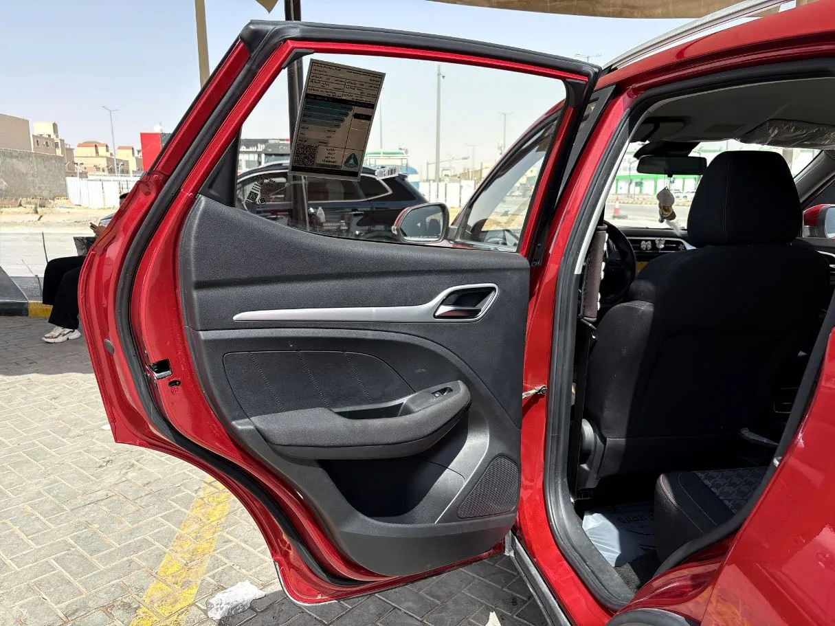 Car image 14