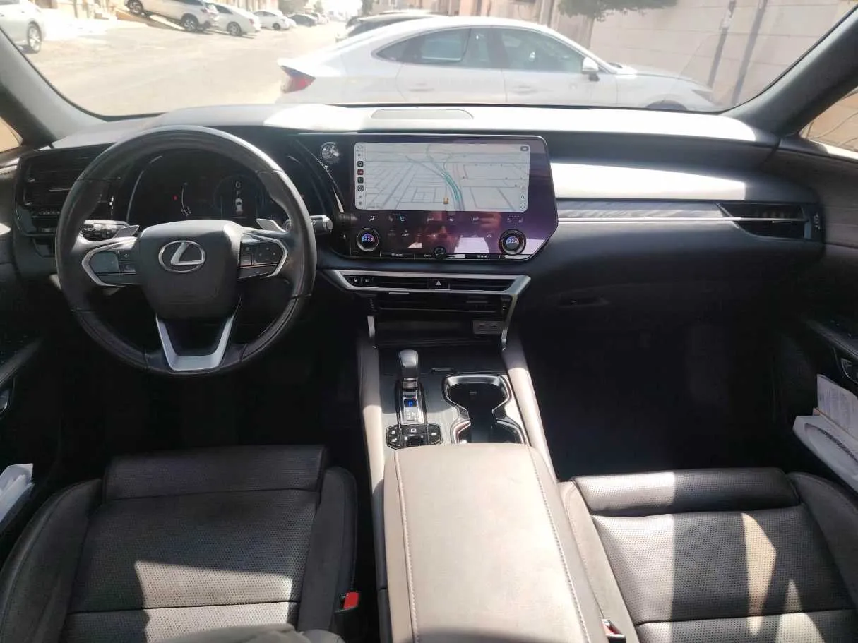 Car image 19