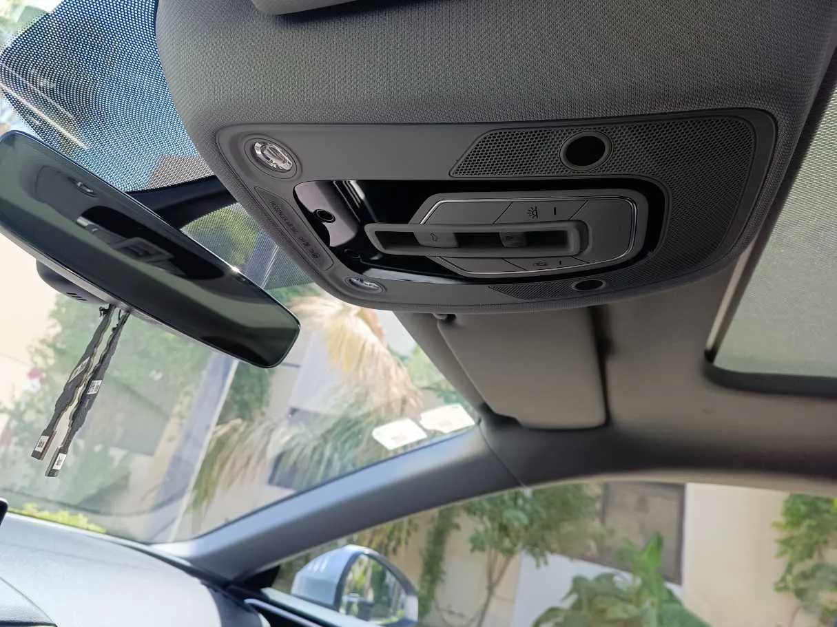Car image 30