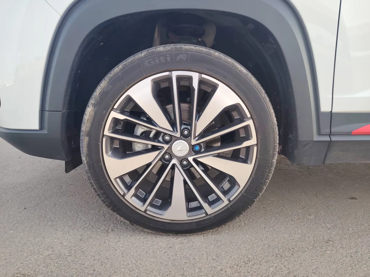 Car image 9