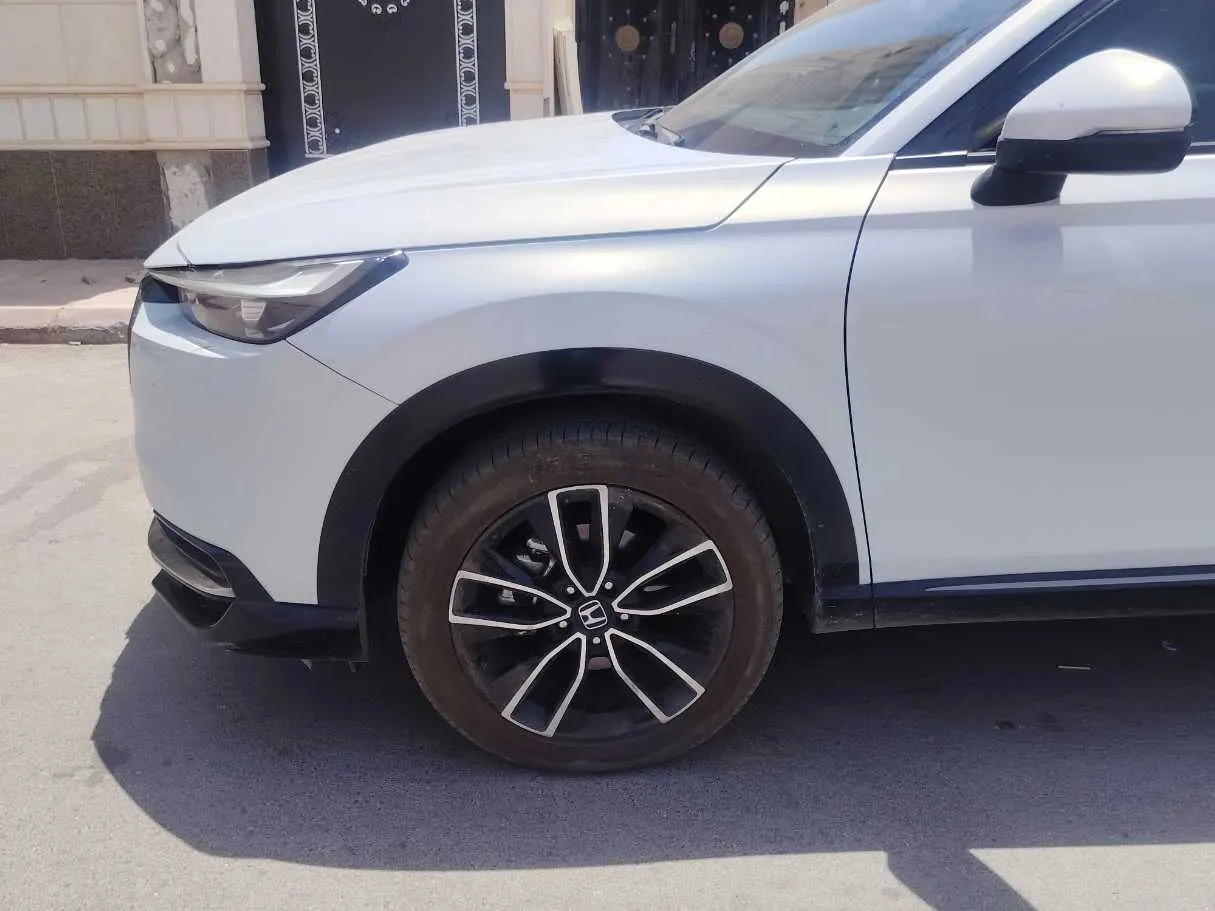 Car image 9