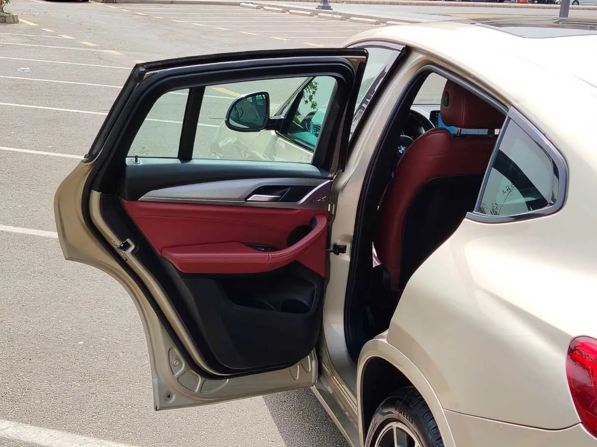 Car image 14