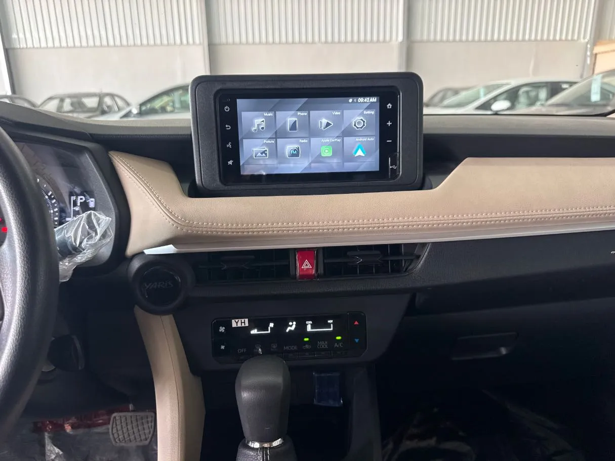 Car image 14