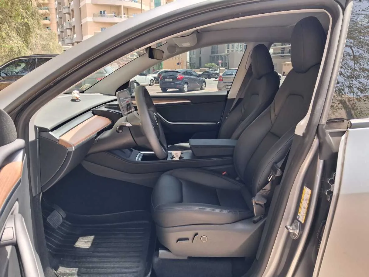 Car image 12