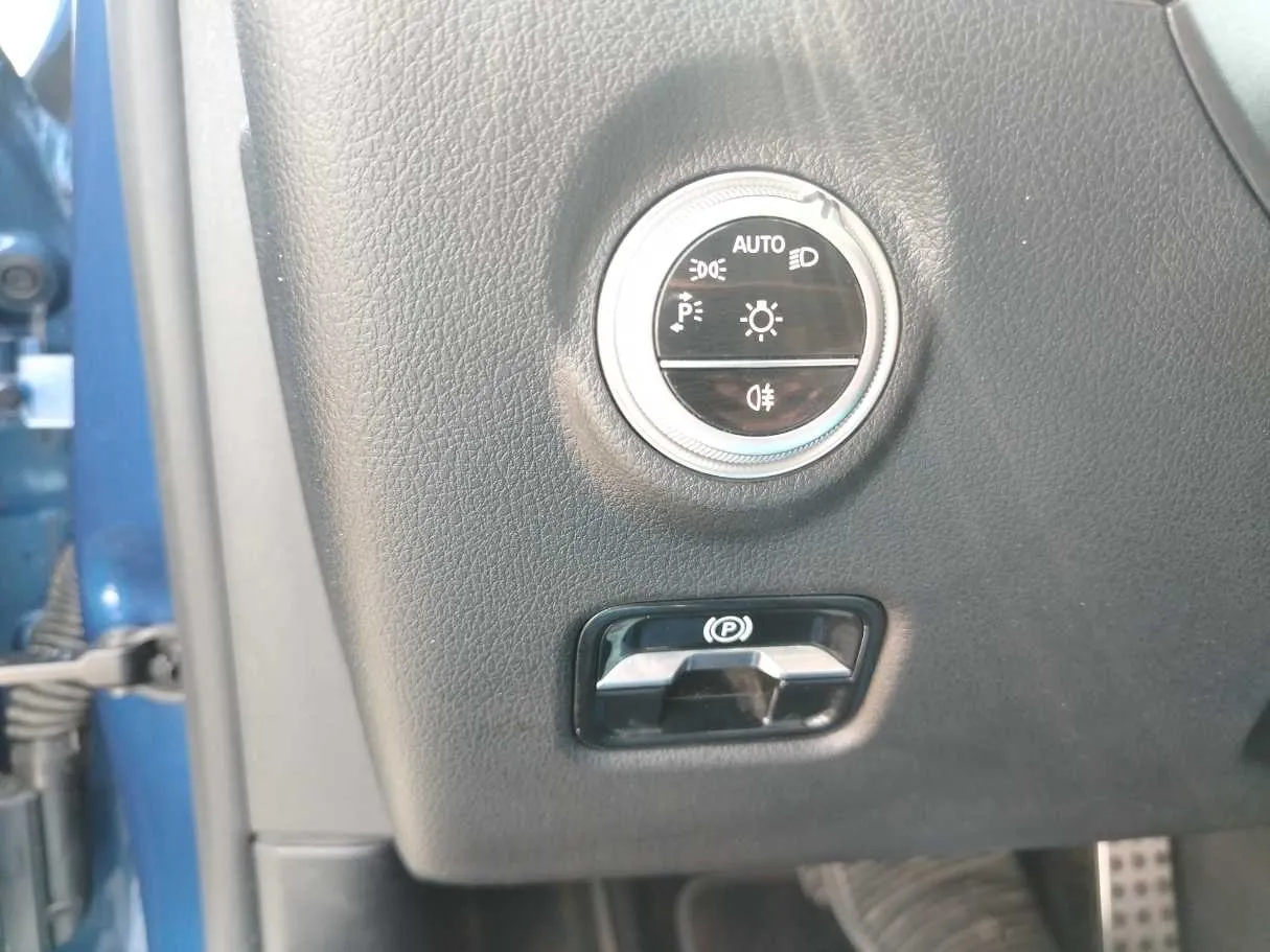 Car image 36