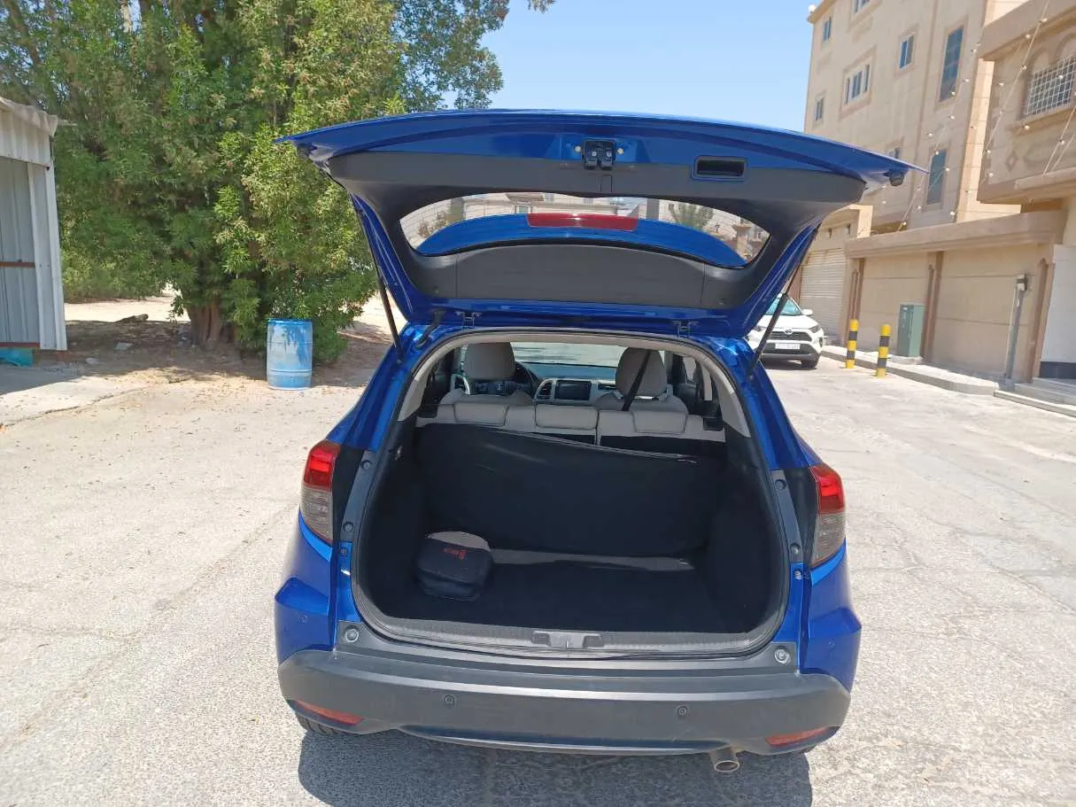 Car image 19