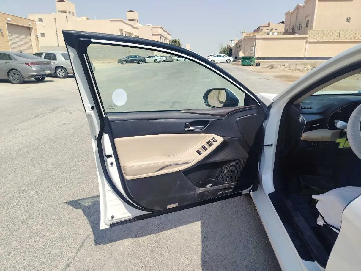 Car image 11