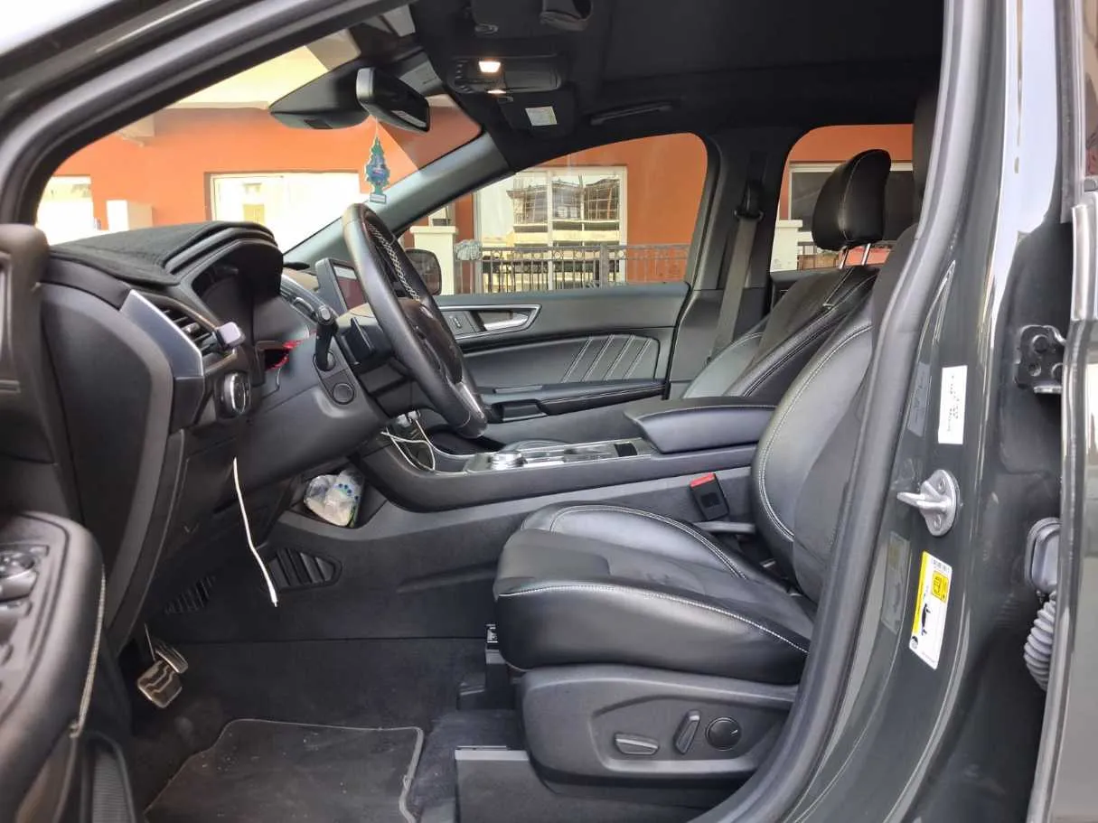 Car image 12