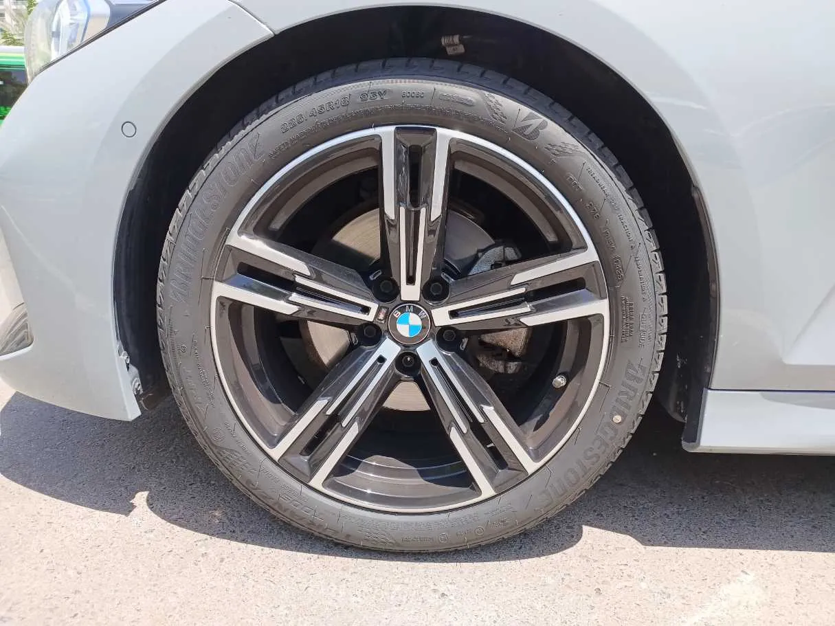 Car image 9