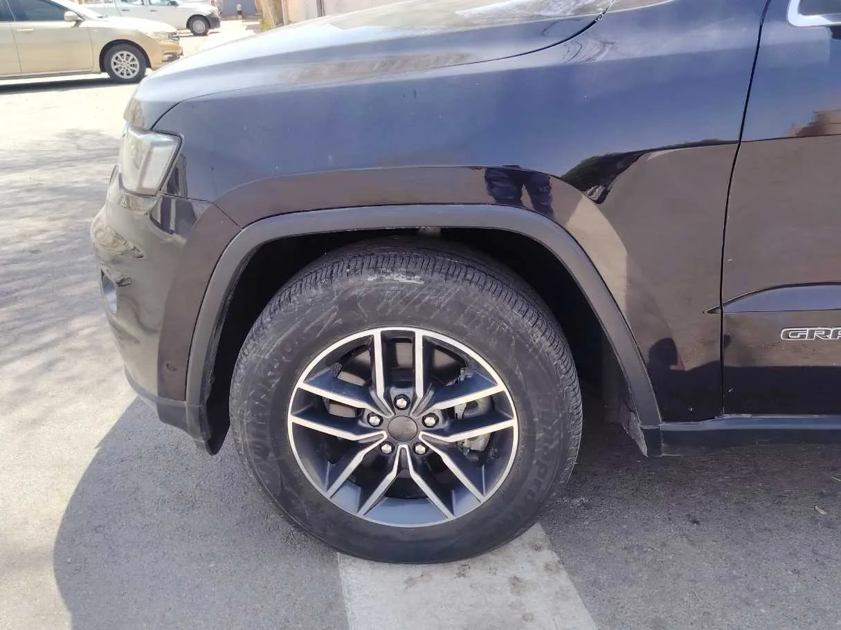 Car image 9