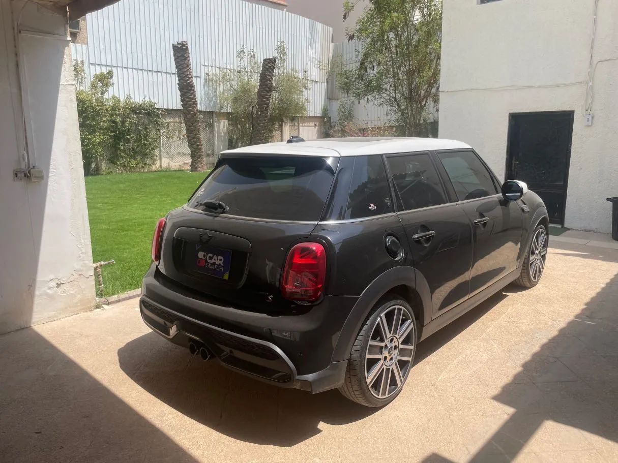 Car image 5
