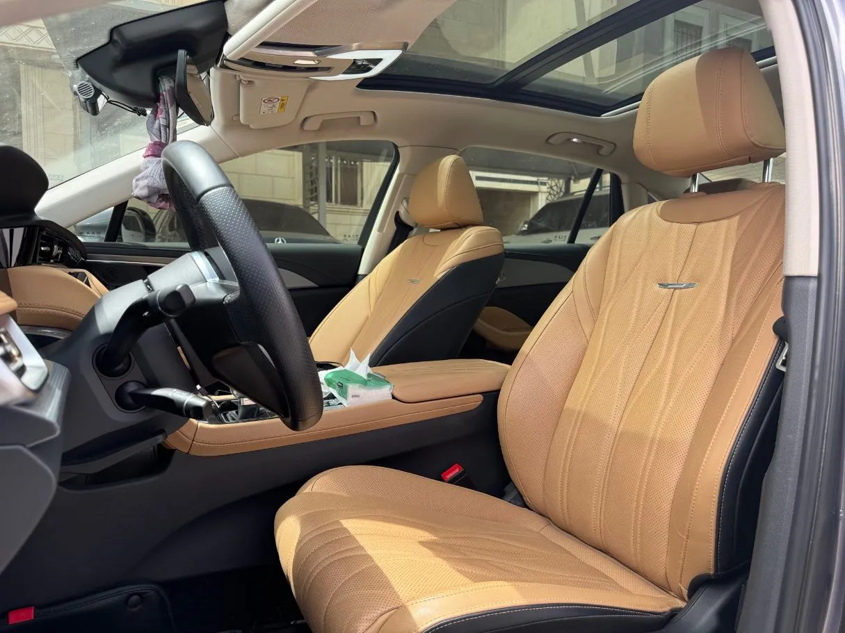 Car image 12