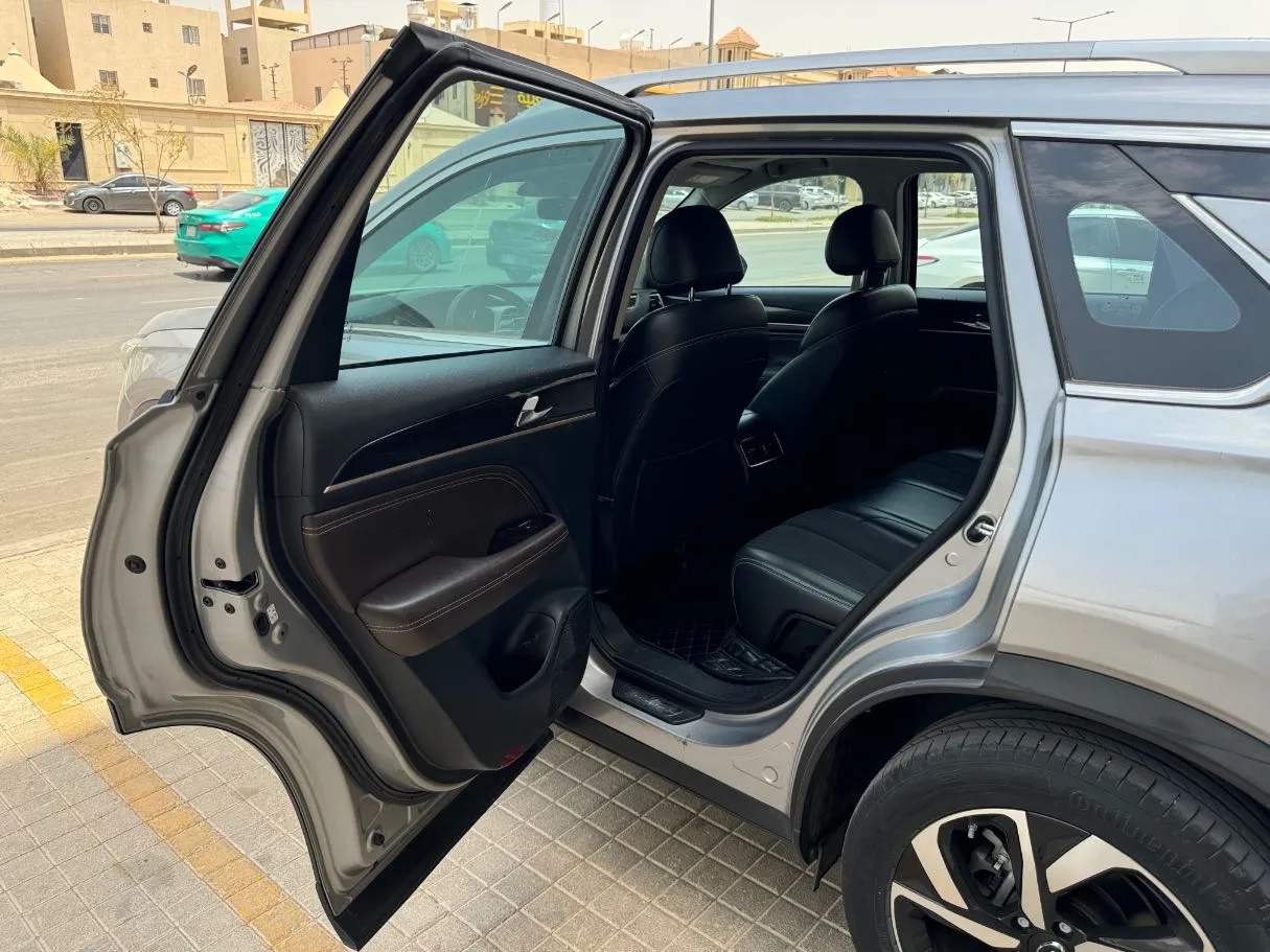 Car image 12