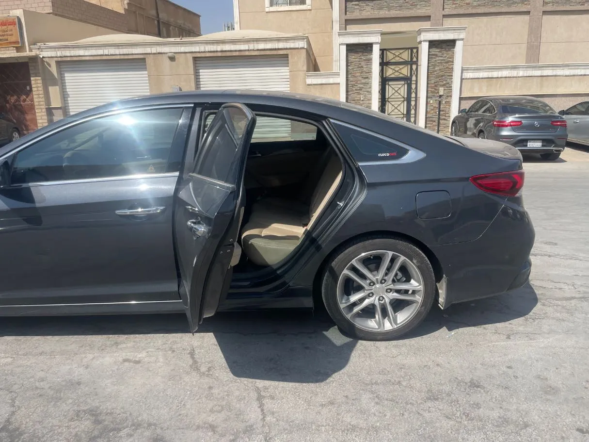 Car image 15