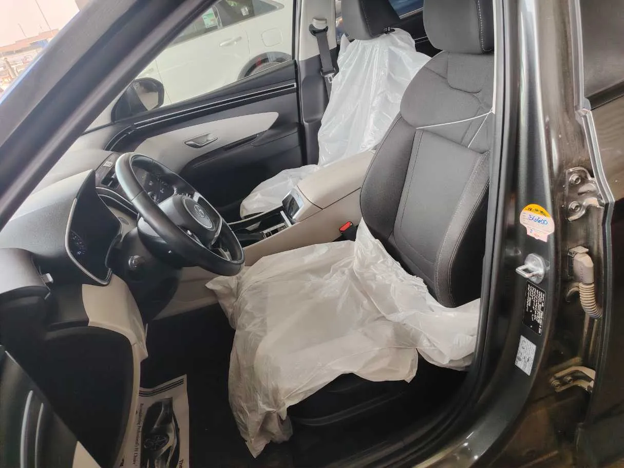 Car image 14