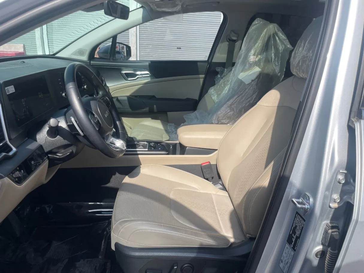 Car image 12