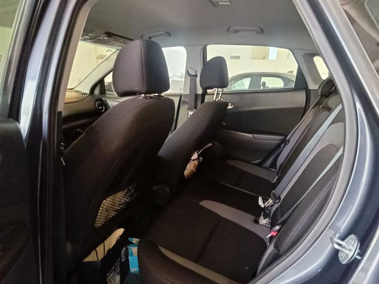 Car image 18