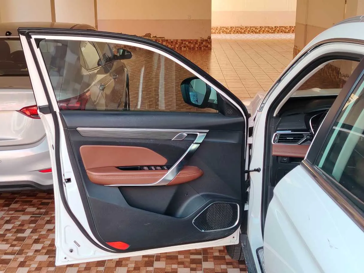Car image 11