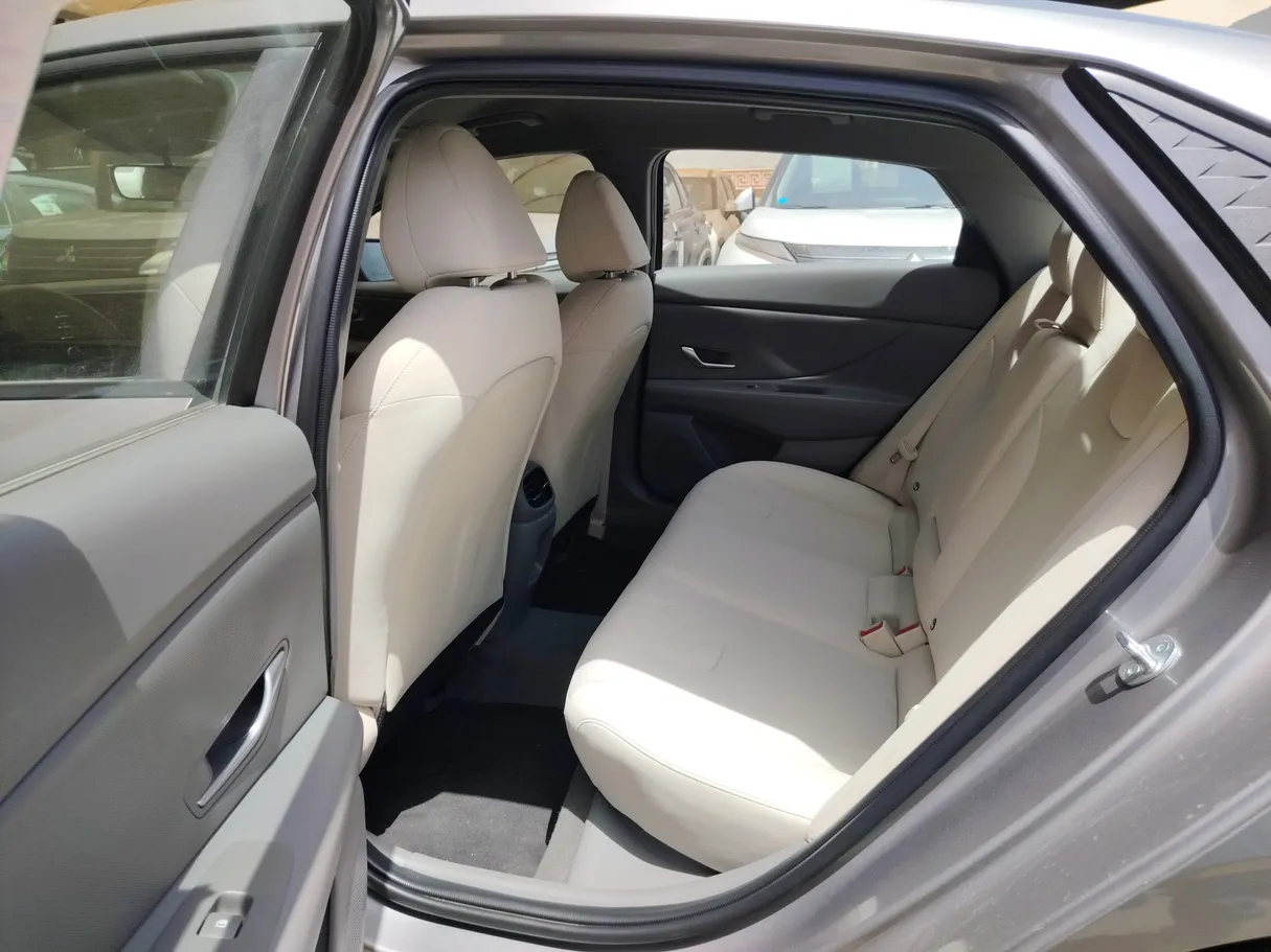 Car image 16