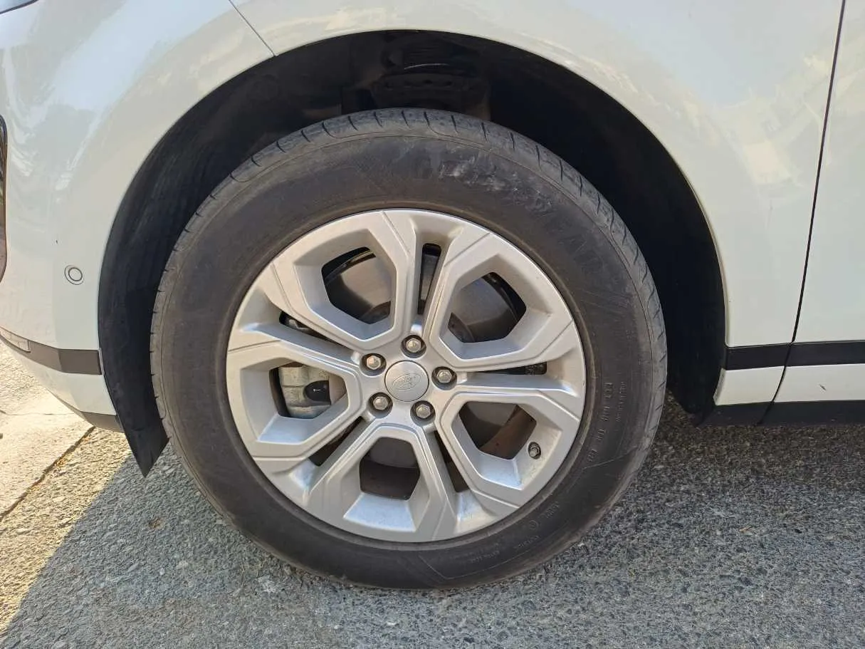 Car image 9