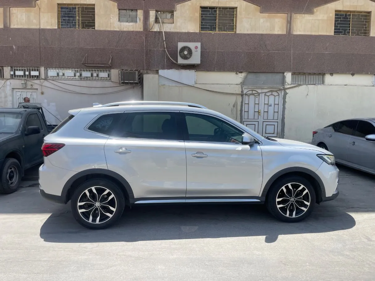 Car image 4