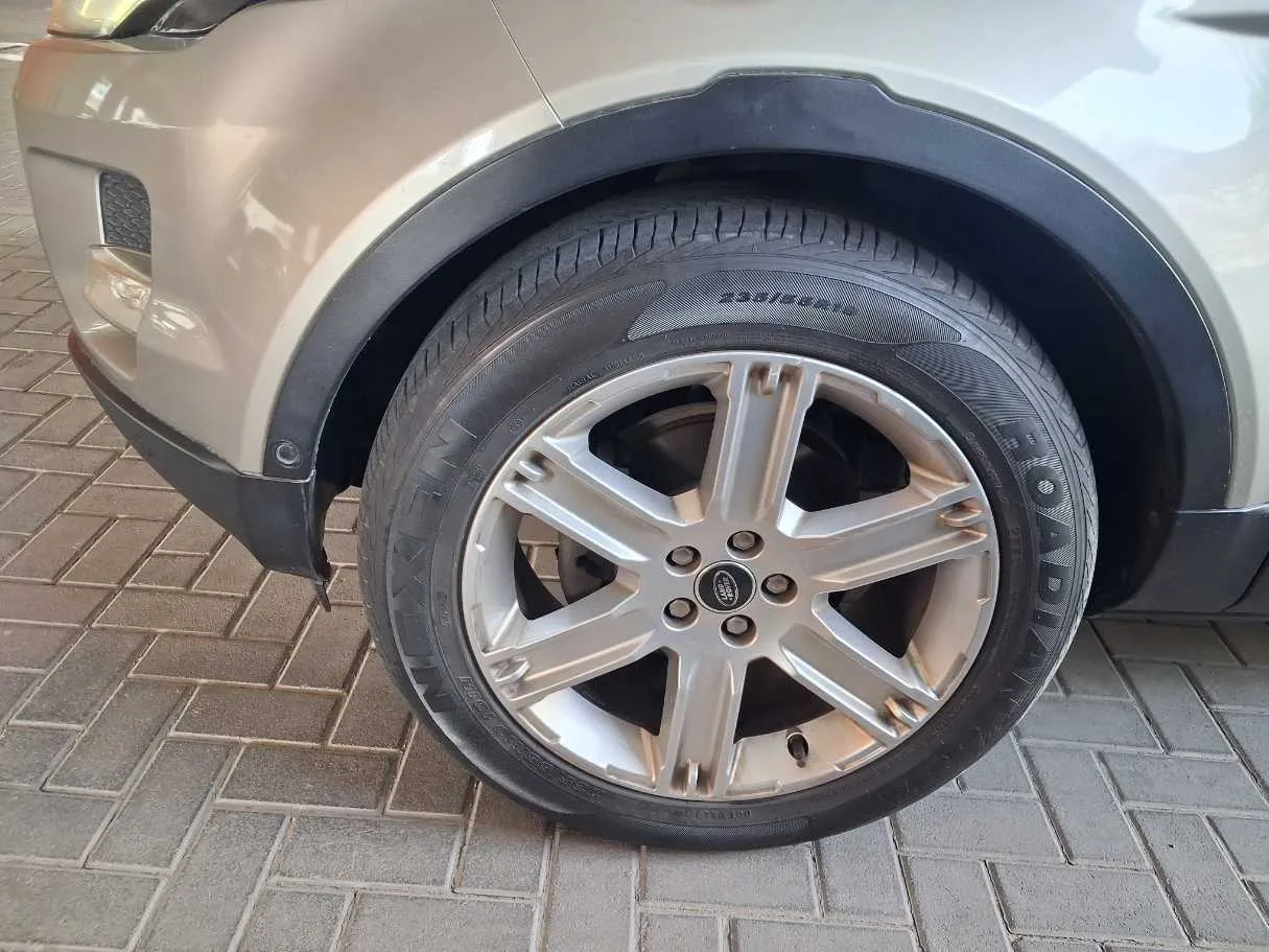 Car image 9
