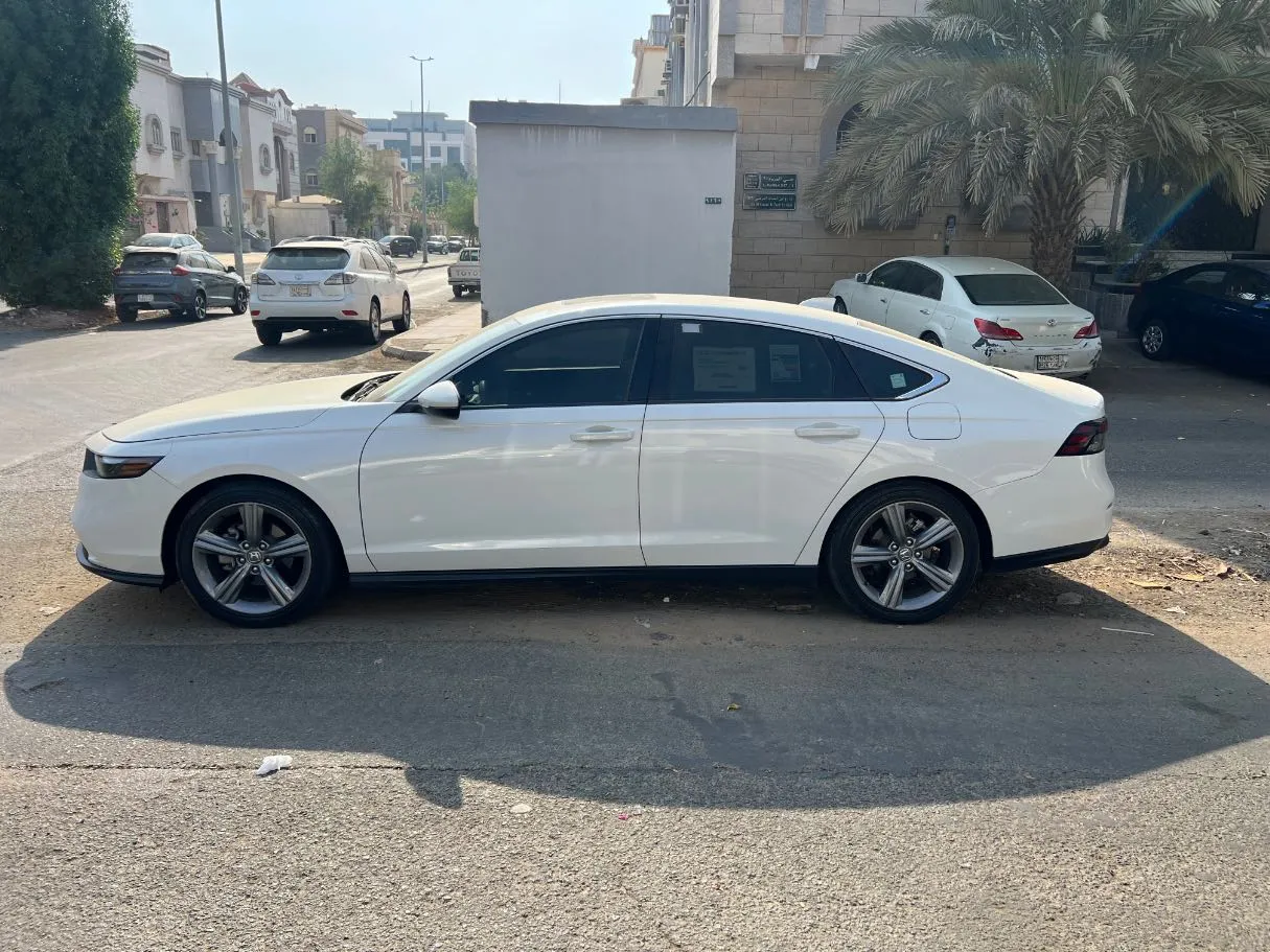 Car image 8