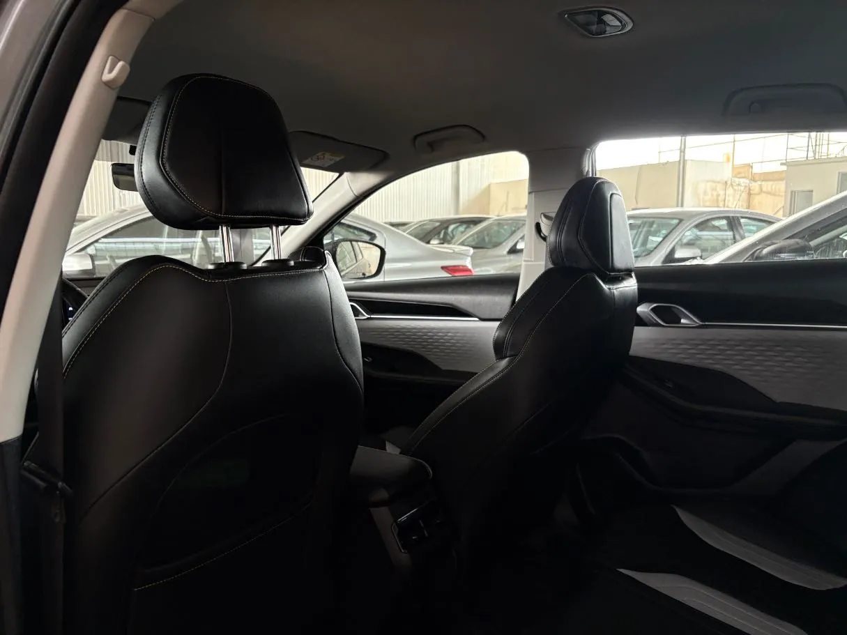 Car image 19