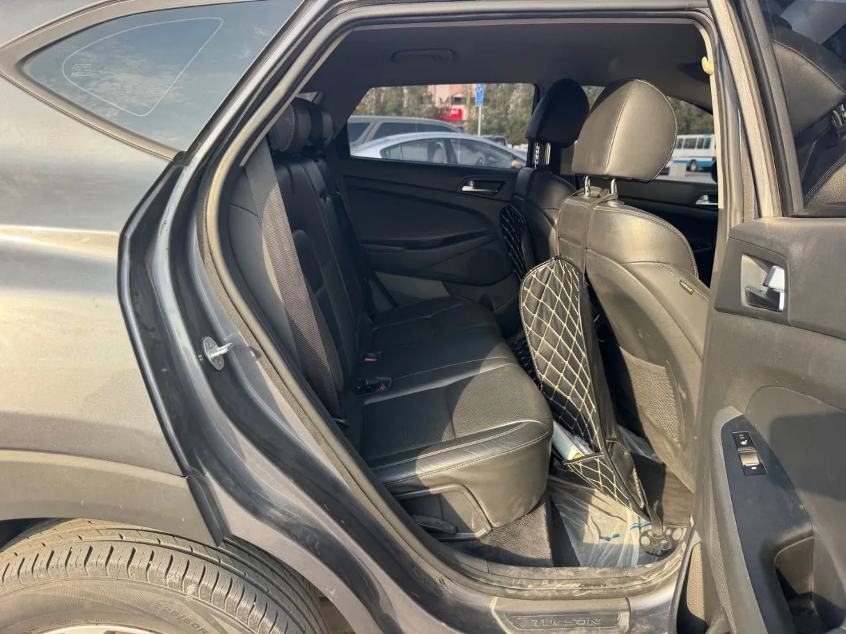 Car image 13
