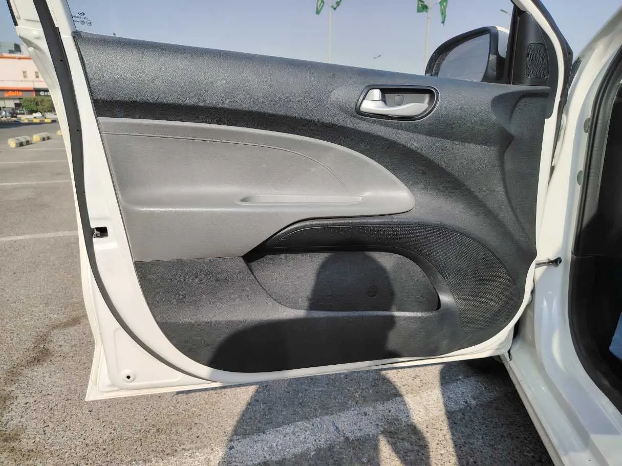 Car image 10