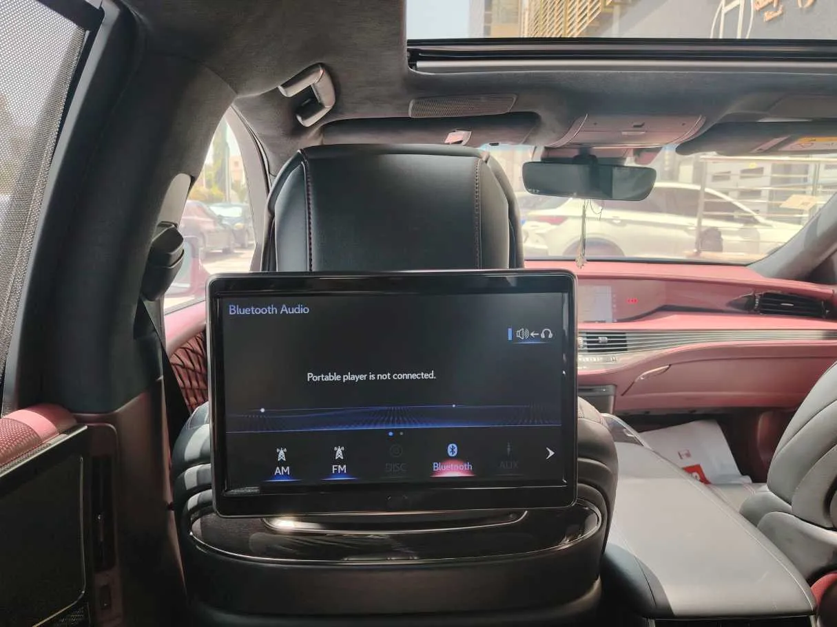 Car image 19