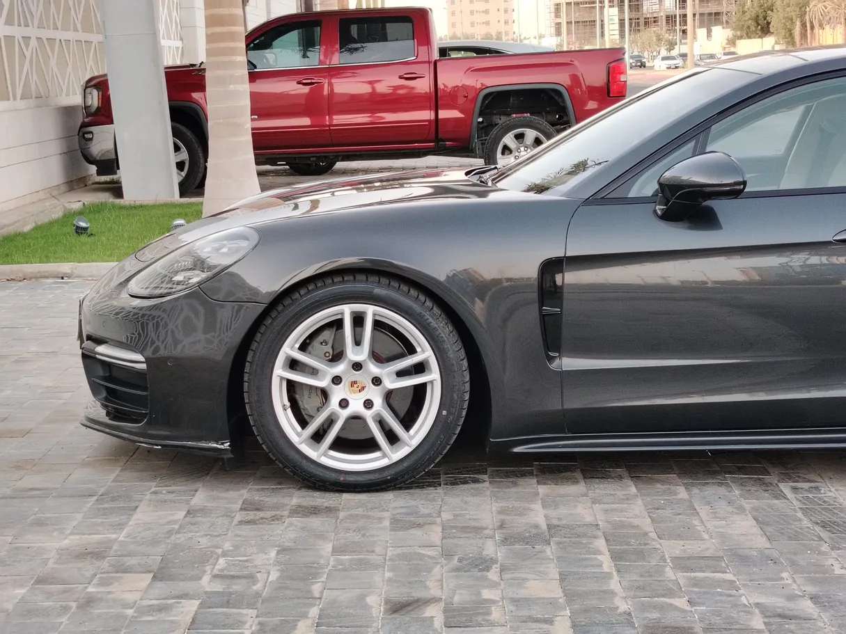 Car image 9