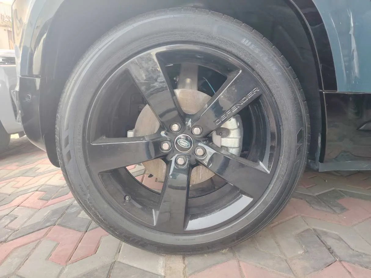 Car image 9