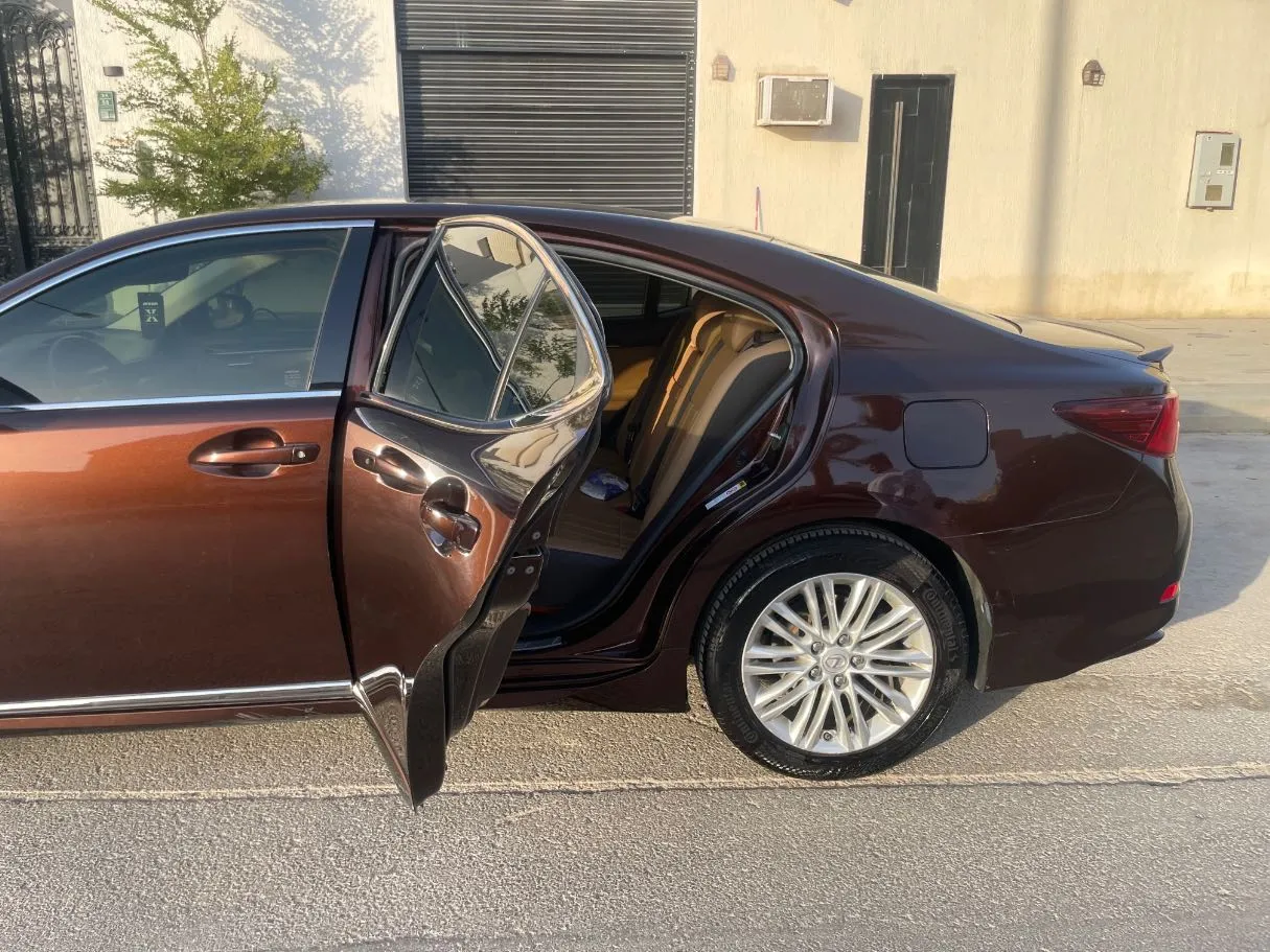 Car image 15