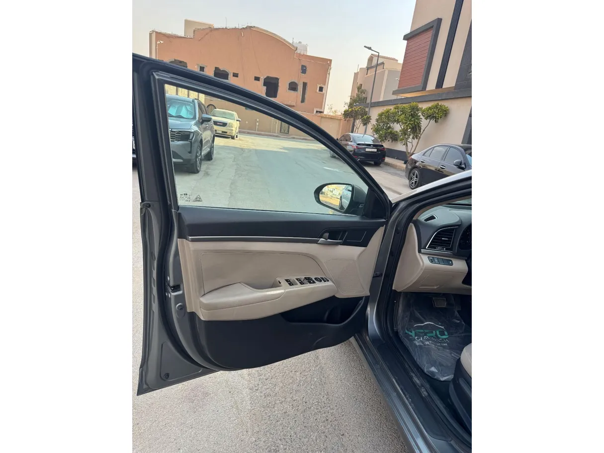 Car image 10