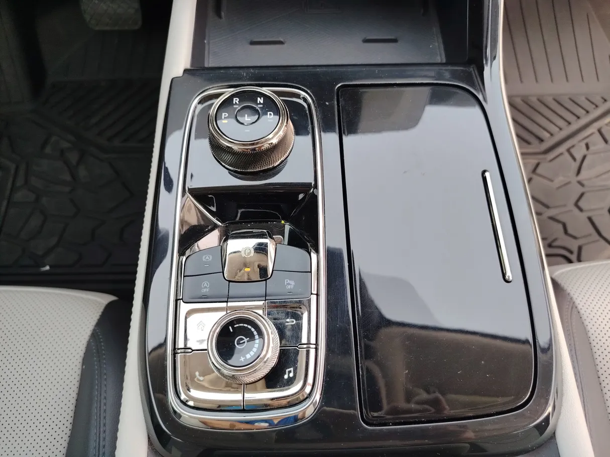 Car image 19