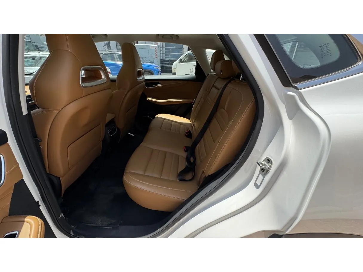 Car image 12