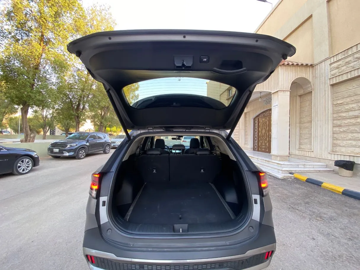 Car image 17