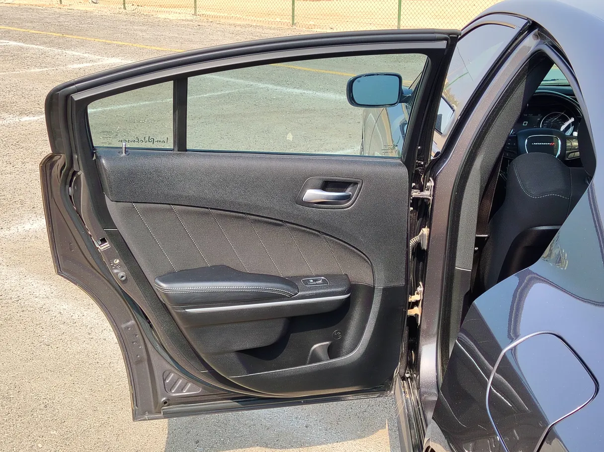 Car image 14