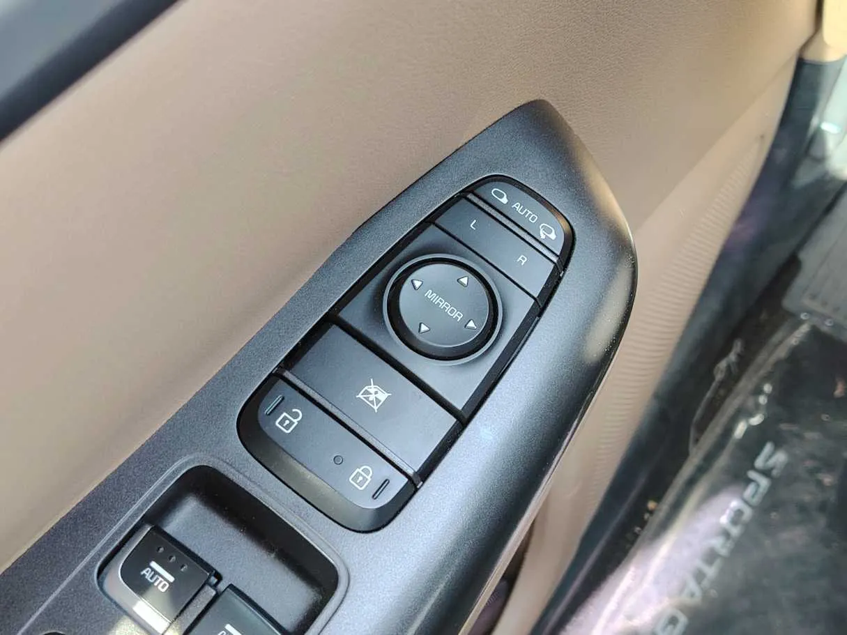 Car image 30