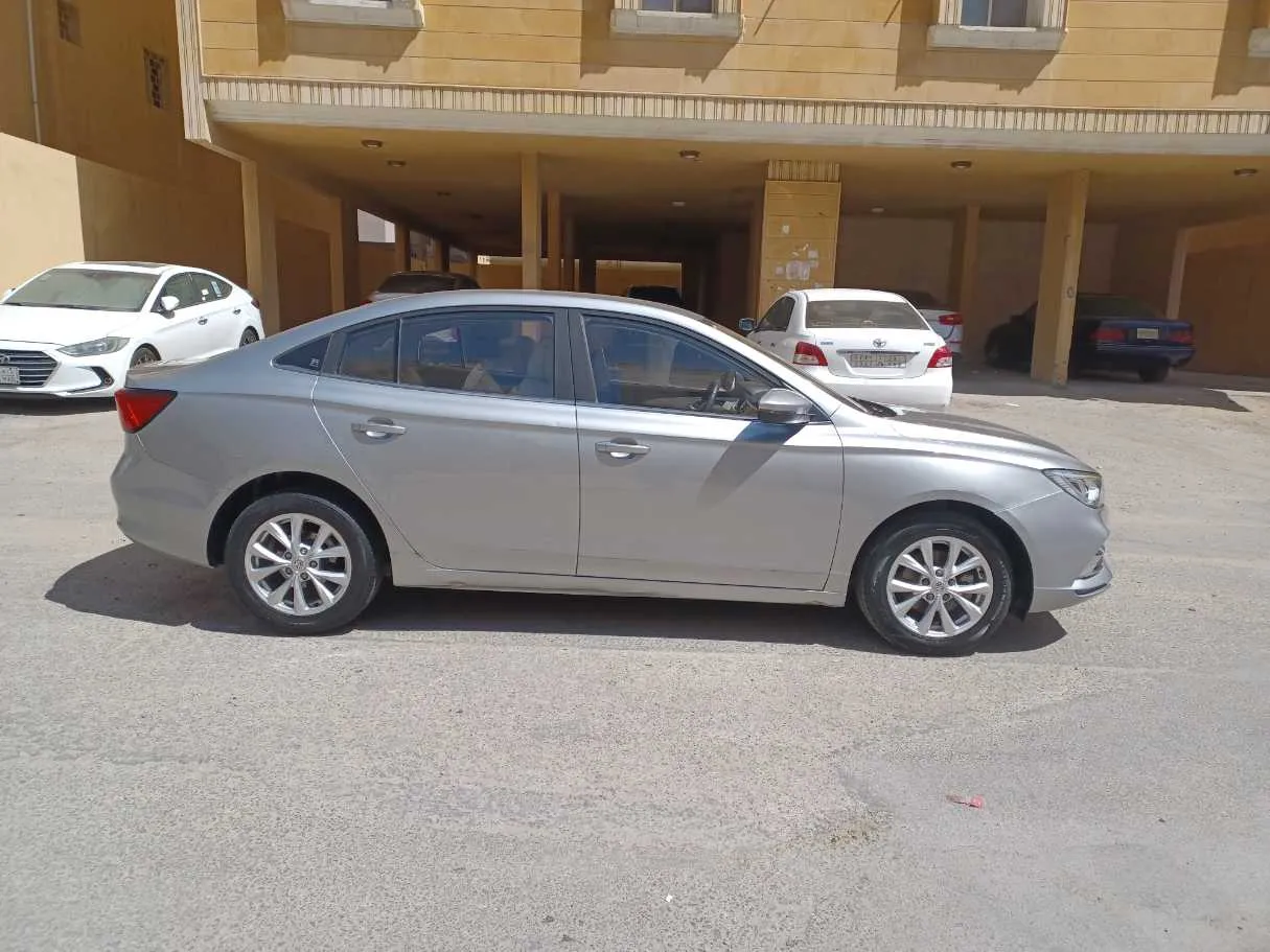 Car image 4
