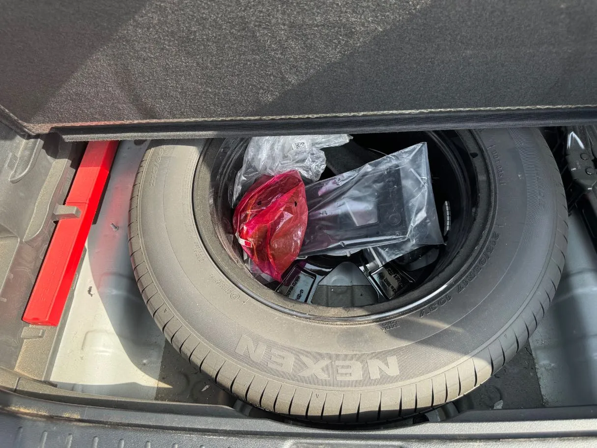 Car image 26
