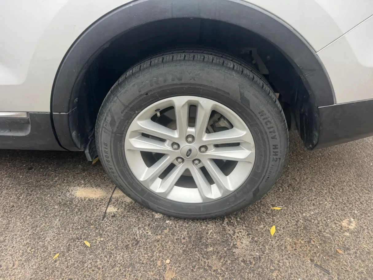 Car image 9